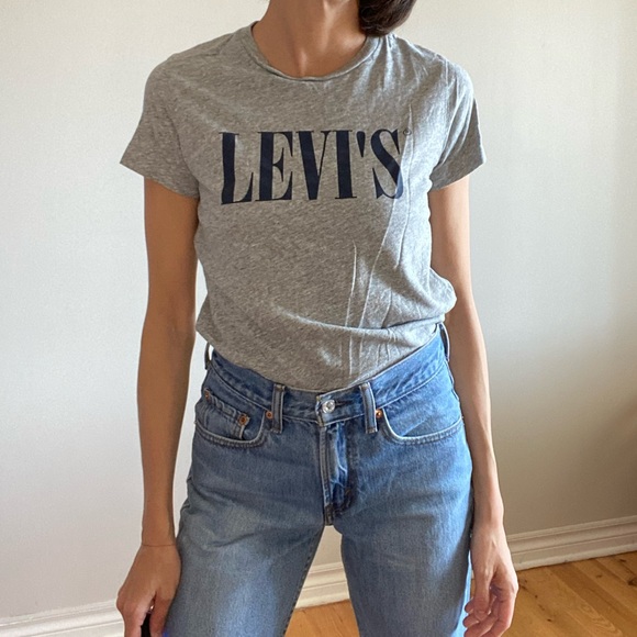 Basic Levis Tee - Picture 5 of 8